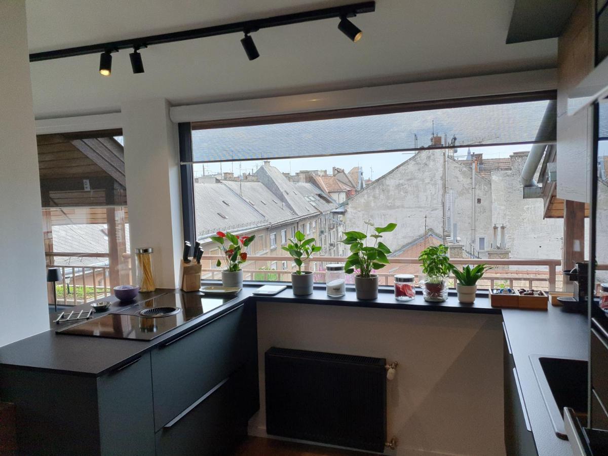 Modern Top Floor Loft With Balcony Budapest Exteriör bild