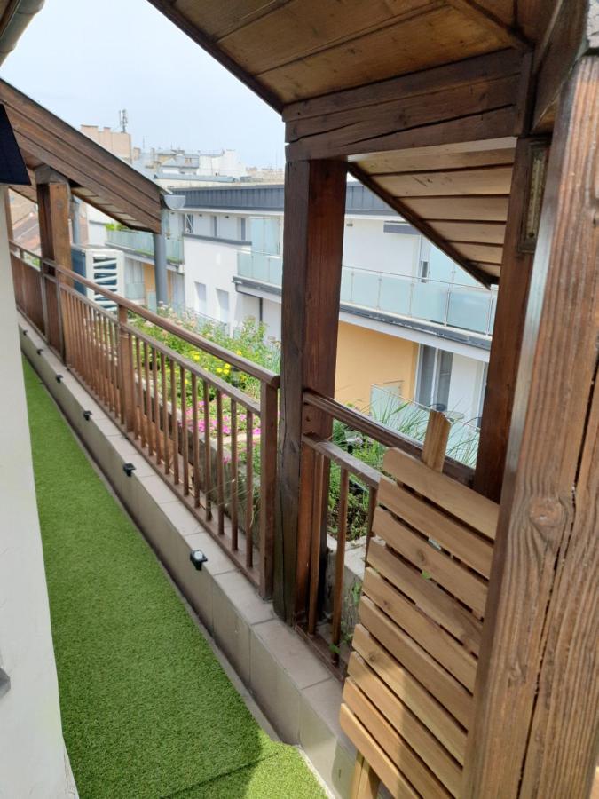 Modern Top Floor Loft With Balcony Budapest Exteriör bild